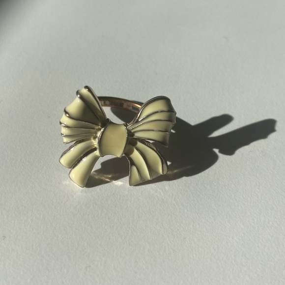 Ribbon bow ring - white and golden - ~size 8 - Picture 1 of 8
